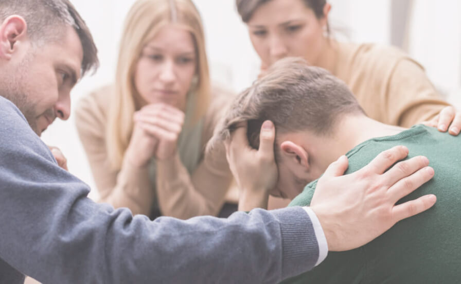 Группа утешает мужчину